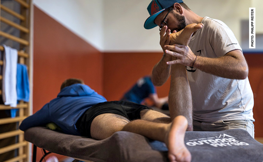 Physiotherapeutische Behandlung nach einer anstrengenden Etappe während des Transalpine Run 2019 durch das Outdoor Physio Team